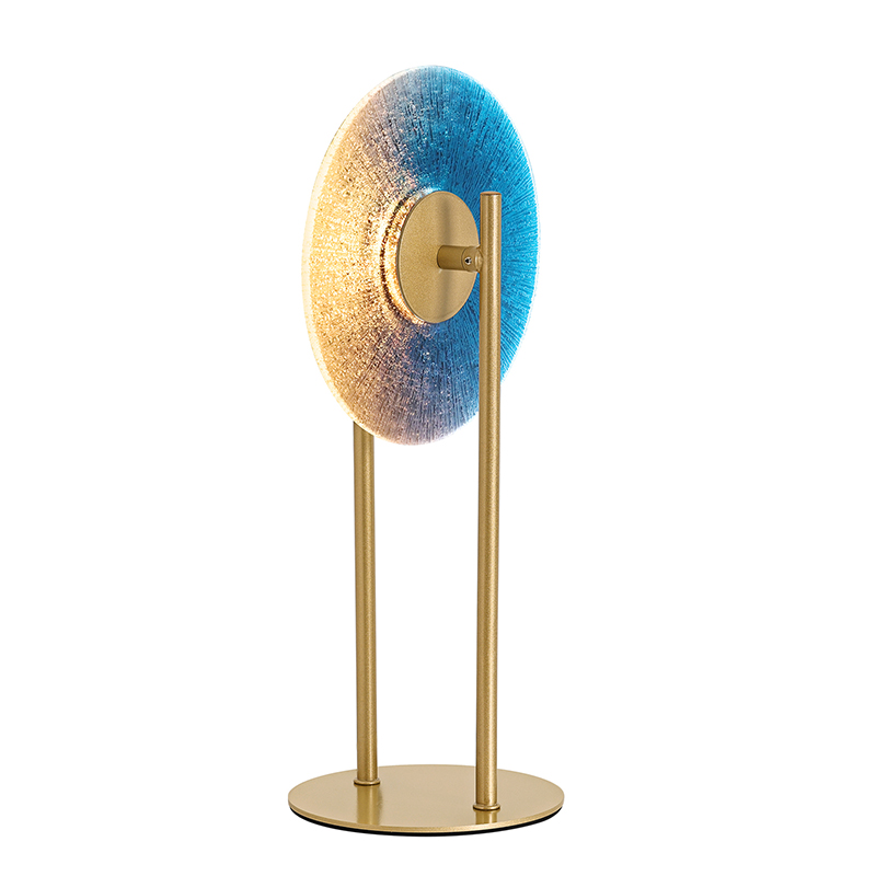 Lampa de masă se îmbină cu funcționalitatea versatilă